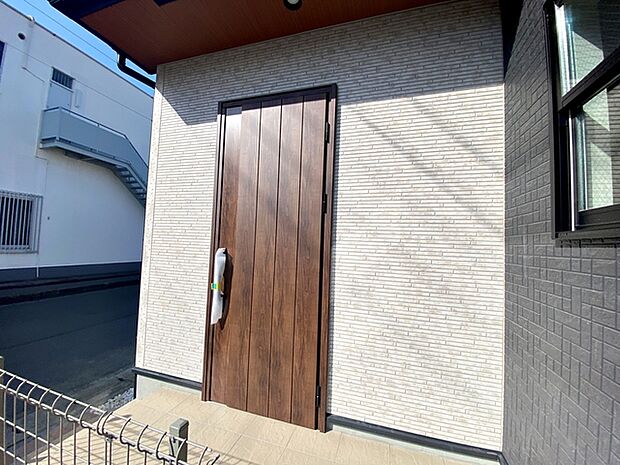 【玄関】 庇があり、雨にも濡れにくい玄関ポーチ 