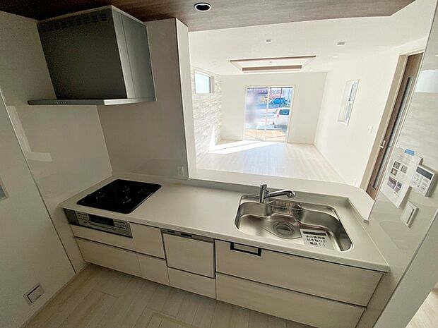 【キッチン】 対面式で、キッチンで作業しながらお子様を安心して見守れます。 