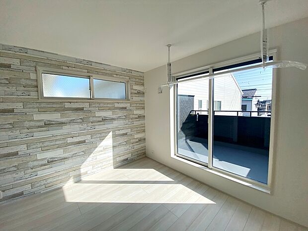 【洋室7.375帖】 本物のレンガのようなアクセントクロスがポイントです! 室内物干付きで雨の日も洗濯物が干せます。