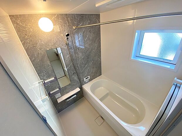 【浴室】 防水性や保温性に優れたシステムバスルーム！洗い場と脱衣所の段差が少なくバリアフリー 