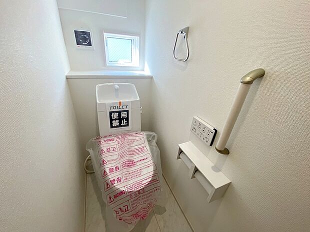 【トイレ】 1、2階共にシャワー機能付！小窓が付いている為換気もスッキリして頂けます。 