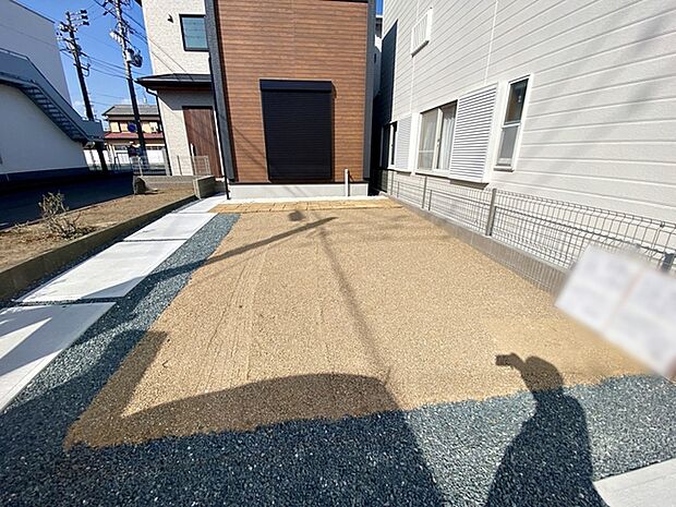 LDKからはお庭に出ることができます！お子様やペットの外遊びにも 