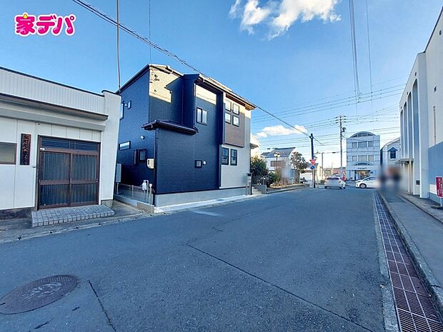 前面道路はゆとりの7.2m!車通りが少なく、駐車が苦手な方でも安心の道路幅です