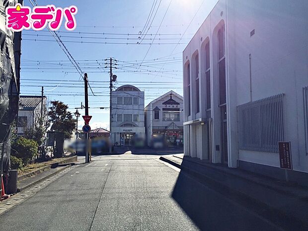 前面道路はゆとりの7.2m!車通りが少なく、駐車が苦手な方でも安心の道路幅です