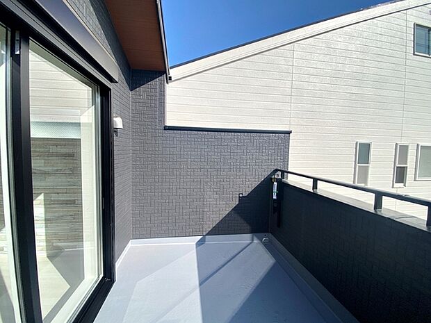 【バルコニー】 陽当たり良好で、晴れた日には洗濯物がカラッと乾きますね 