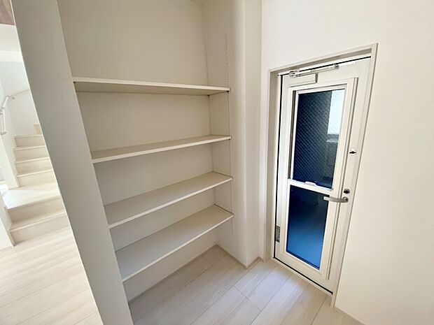 【パントリー】 食料品や飲料類など災害用の食料品等をストックする事ができるパントリー。横には勝手口がありゴミ出しも便利です。