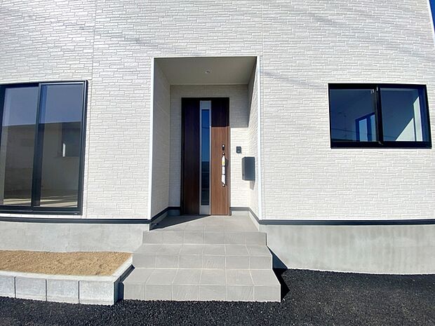 【玄関】 玄関が深い位置にあるので雨に濡れることなく身支度ができます