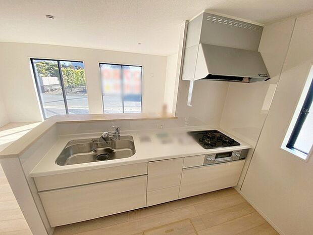 【キッチン】 お料理の用意や後片付けもスマートな対面キッチン。お料理中もリビングのご家族と会話が弾みます