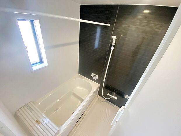 【浴室】 ゆったりと入れる1坪タイプのお風呂が魅力!便利な追い炊き機能付きです!