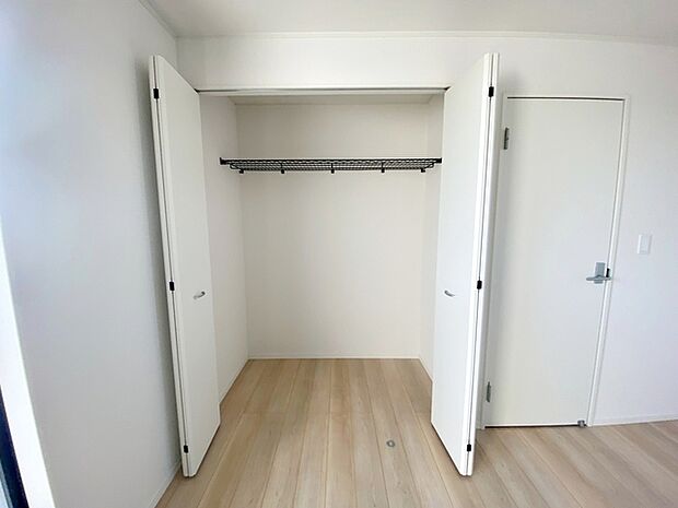 【CL】 パイプハンガー付きのクローゼットは服を畳まず収納でき大切な衣類をシワや日焼けから守ります。  