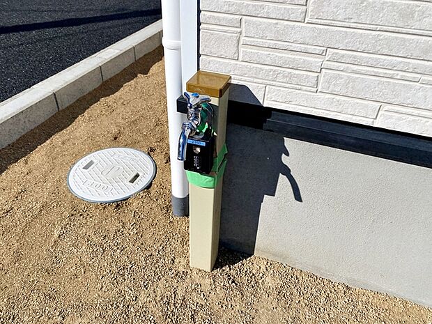 玄関横には立水栓が設置されています!お庭の水撒き、洗車、お掃除、お子様の水遊びなど便利です!