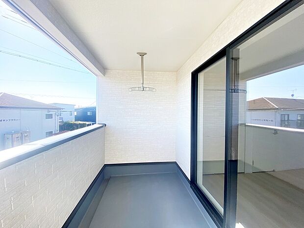 【バルコニー】 陽当たり良好で、晴れた日には洗濯物がカラッと乾きますね 