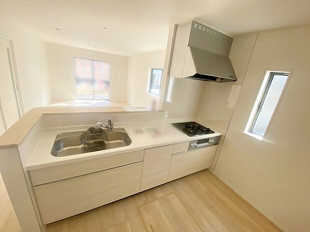 【キッチン】 リビングで遊んでいるお子様を見ながらお料理ができ、子育て中のパパママにも安心の設計です!