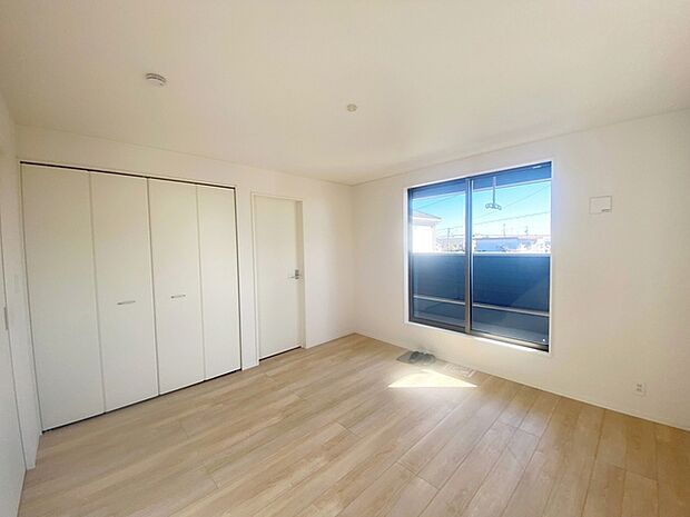 【洋室8帖】 ご夫婦の寝室に最適な居室です。家事やお仕事にお疲れなパパ・ママがゆっくり過ごせる空間です