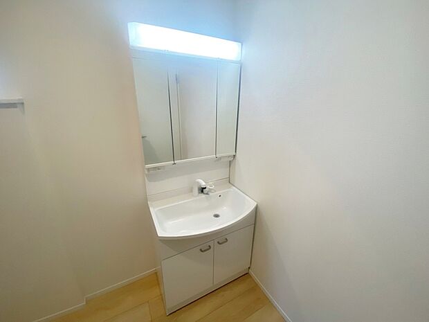 【洗面台】 洗髪・洗面・化粧などができる機能と収納スペースを一体化した洗面台です。 