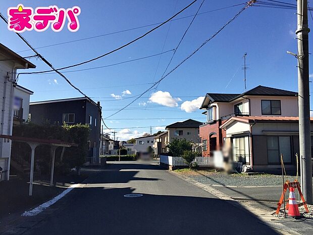 前面約5.9m幅の道路に面しており、通行や駐車の際に余裕がある広さです。運転が苦手な方でもラクラク!