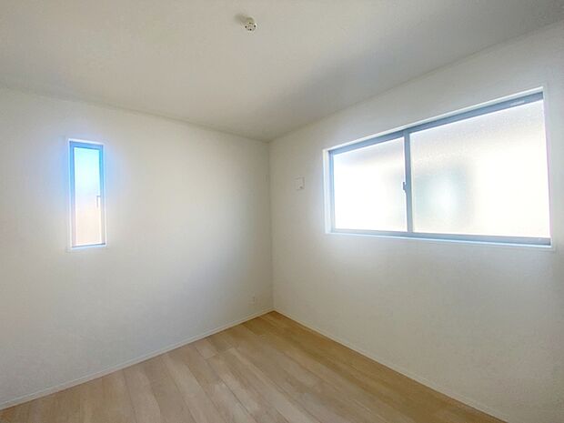 【洋室5.7帖】 2面採光で、晴れの日の日中はいつも明るい室内に。窓を開放すれば気持ちの良い風が入ります。 