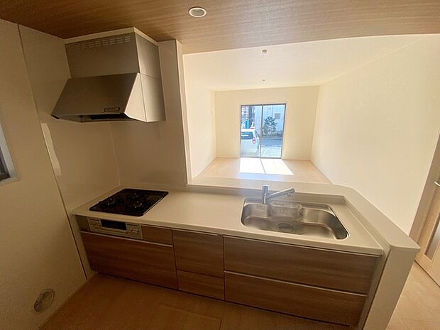 【キッチン】 小さなお子様にも目が届く、使い勝手の良い対面キッチンで楽しくお料理ができます!