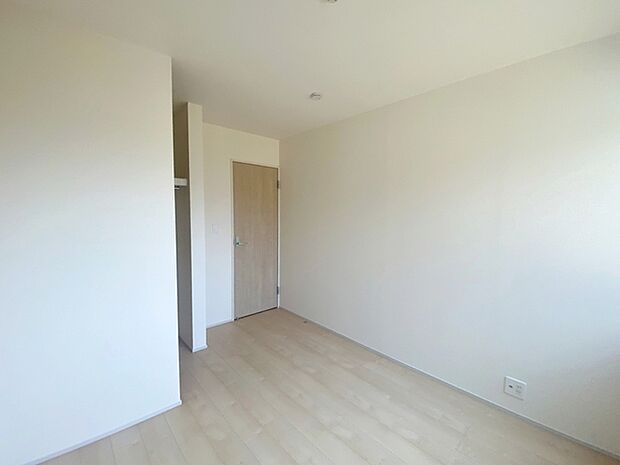 【洋室5.16帖】 お子様の一人部屋に最適な居室です。クローゼット付きで自然とお片付けできる環境に!