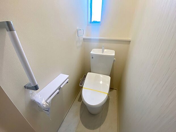 【トイレ】 2カ所共にシャワー機能付！小窓が付いている為換気もスッキリして頂けます。 