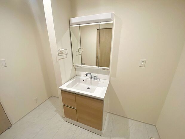 【洗面台】 収納力と機能性に優れた洗面台で、朝の忙しい時間でも身支度準備がスムーズにできます。