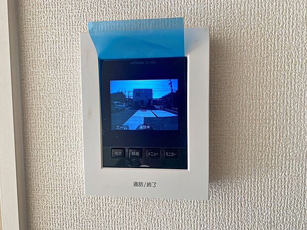 映像と音声で玄関先の様子をチェックできるモニター機能で安心