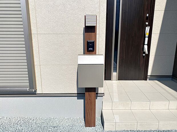お洒落な一体型で場所を取らない、玄関前のカメラ付インターホン・ポスト