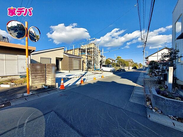 前面道路は車通り少ないのでお子様も安心して暮らせる環境です 