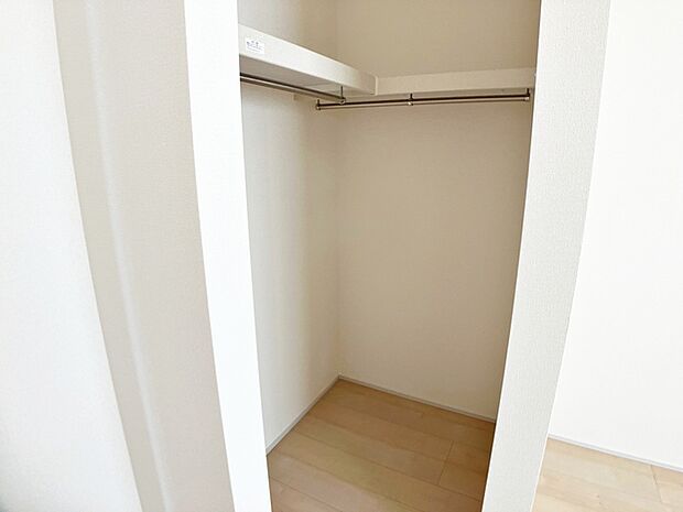 大容量のウォークインクローゼットは室内にタンスなどを置かずに済み、室内がいつでもスッキリ