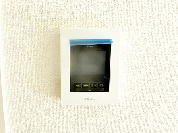 留守中の来訪者画像を自動で録画・保存できる録画機能を内蔵。防犯性に優れた安心のシステム。スッキリとしたデザインで、誰でも簡単に操作していだけます。