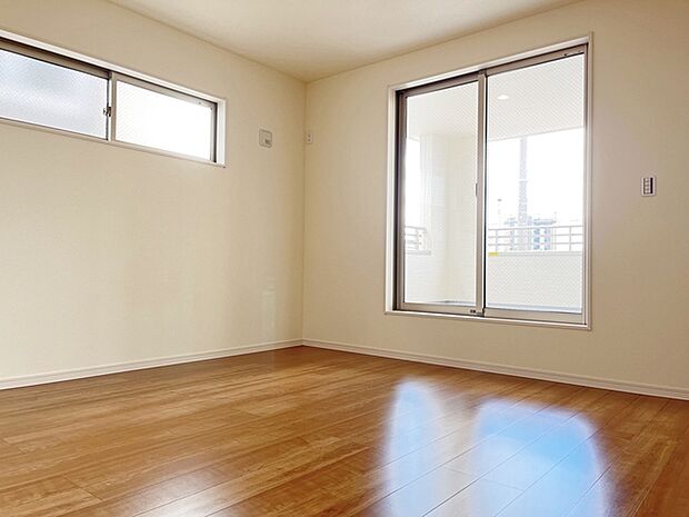 【施工例】2面採光で、晴れの日の日中はいつも明るい室内に。窓を開放すれば気持ちの良い風が入ります。