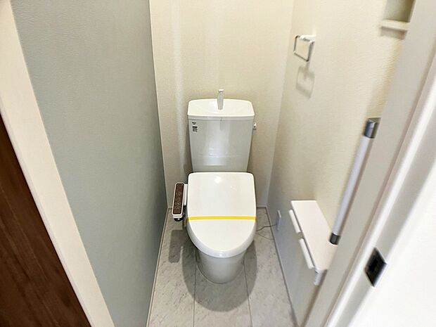 【トイレ】 お手洗いは1階にも2階にもございます。混雑する時間帯も、2か所あると助かります。うれしい温水洗浄便座です。   