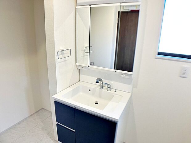 【洗面台】 収納力と機能性に優れた使いやすい設備で、忙しい朝の身支度もスムーズに!