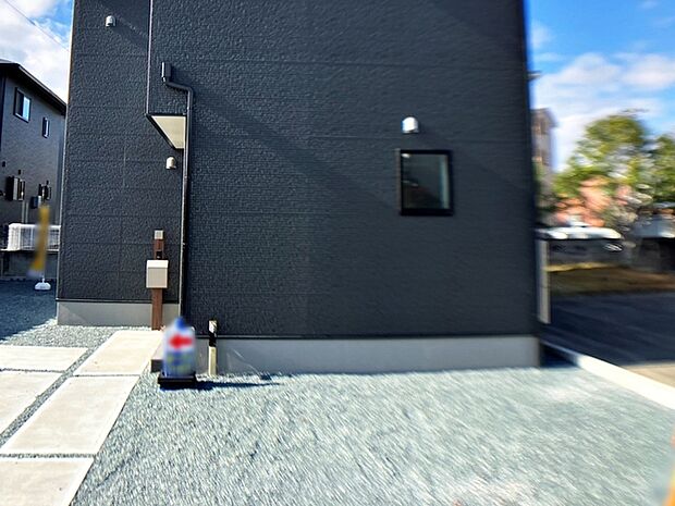 ハーブやお花を植えてガーデニングしたり、楽しみ方は自由自在！玄関横には立水栓が設置されています！ 