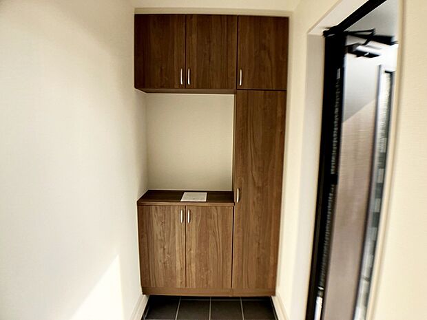 【シューズインクローゼット】 天井まであるシューズBOX!散らかりがちな玄関もスッキリ収納!