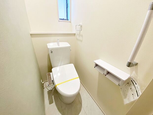 【トイレ】 温水洗浄機能の付いた快適なトイレを2カ所設置。毎日使用する場所だから、換気出来るよう、窓も完備しています。    
