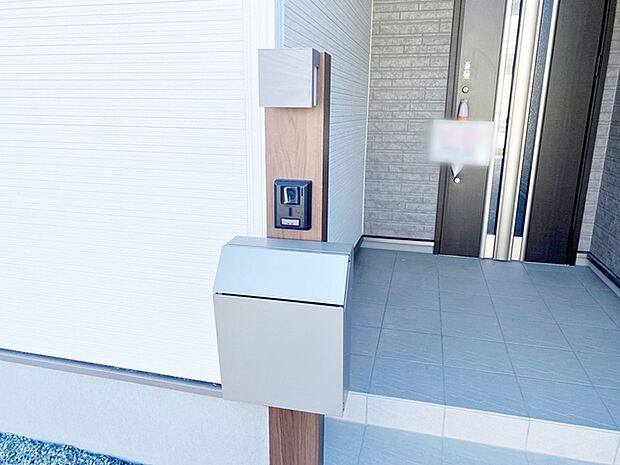 ポストやインターホン等一体型のシンプルな門柱が標準設備！ 