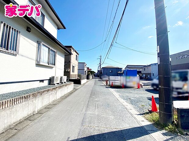 前面道路は見通しが良く、車の移動もスムーズに行えます。