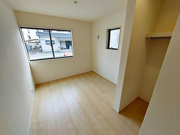 【洋室5.1帖】 お子様の一人部屋に最適な居室です。WIC付きで自然とお片付けできる環境に!