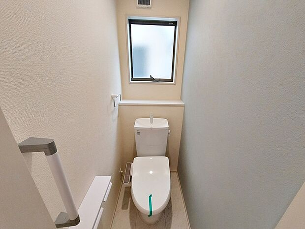 【トイレ】 シャワー機能付トイレは2カ所に設置してます。窓付きで明るく空気の入れ替えも可能!
