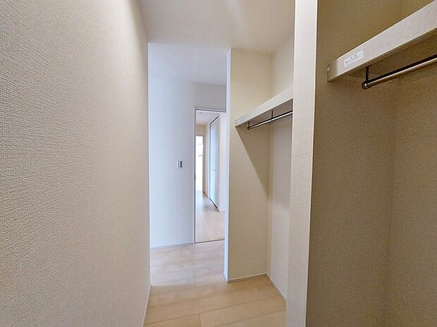 【ウォークインクローゼット】 WICは洋服、帽子、バッグなど全て収納可能!お部屋がスッキリ整理整頓できます!