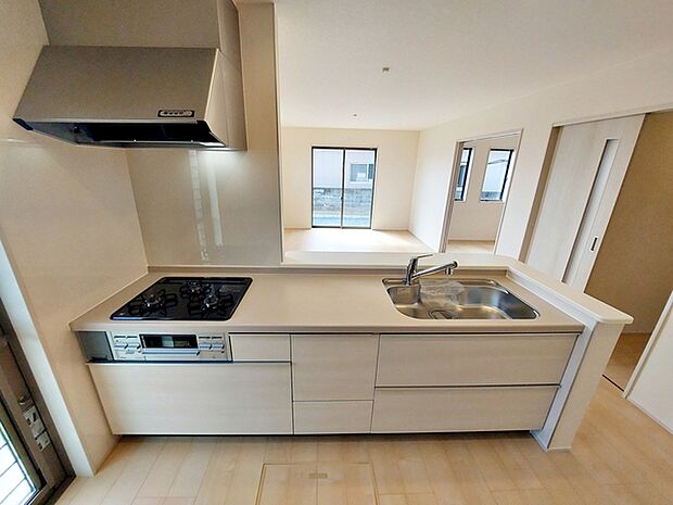 【キッチン】 対面式で、キッチンで作業しながらお子様を安心して見守れます。