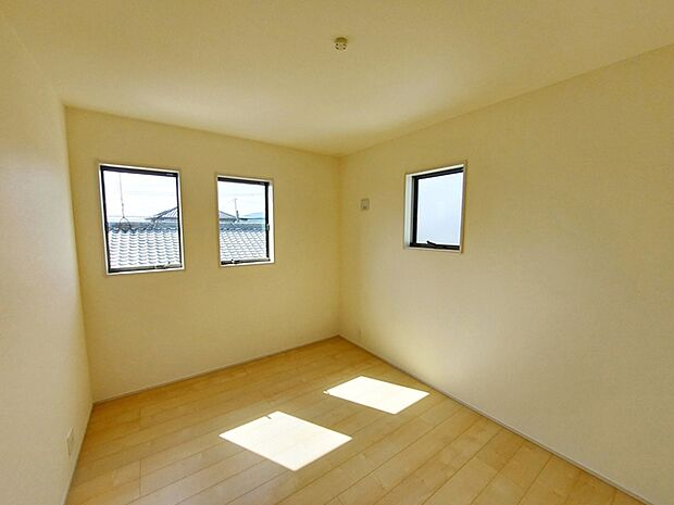 【洋室5.25帖】 2面採光で、晴れの日の日中はいつも明るい室内に。窓を開放すれば気持ちの良い風が入ります。