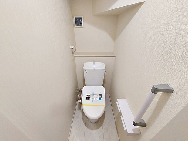 【トイレ】 各フロア1カ所ずつシャワー機能付トイレを設置しており、忙しい朝の混雑も解消!