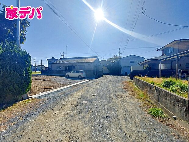 前面道路は公道で、車のすれ違いもらくらく広々6.7ｍの幅があります 