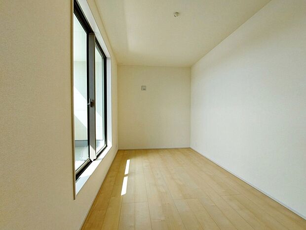 【洋室5.69帖】 バルコニーに続く大きな窓があり、洗濯物やお布団などをそのまま部屋に取り込むことができます。