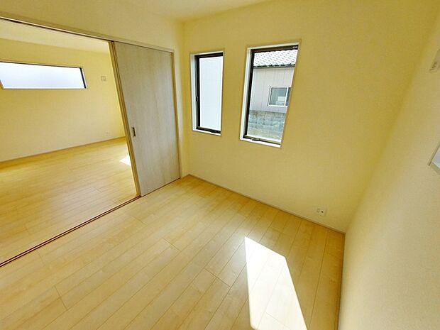 【洋室4.5帖】 リビングと続き間の洋室。オープンにして大空間にしたり、クローゼットもあるので個室として使用することもでき便利です。