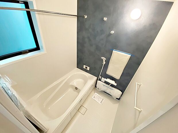 【浴室】 ゆったりと入れる1坪タイプのお風呂が魅力！便利な追い炊き機能付きです！ 