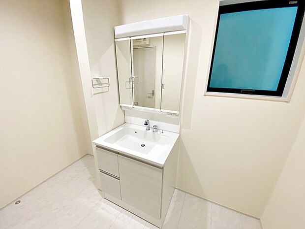 【洗面台】 洗髪・洗面・化粧などができる機能と収納スペースを一体化した洗面台です。 