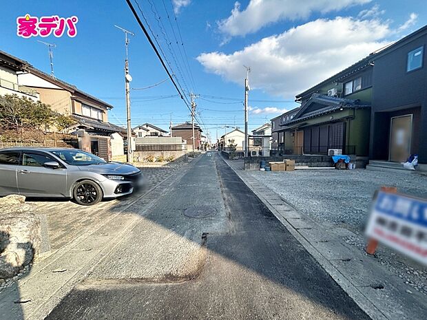 前面は車通りの少ない道路。お車の出し入れが苦手な方も安心ですね。